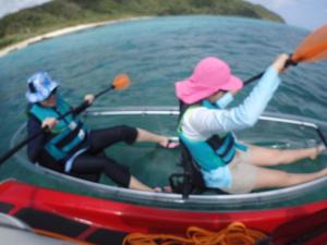 dos personas en un kayak en el agua en umidaisyou-海大将-, 