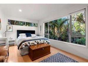 Ένα ή περισσότερα κρεβάτια σε δωμάτιο στο Bellbird Paradise- Waiheke Escapes