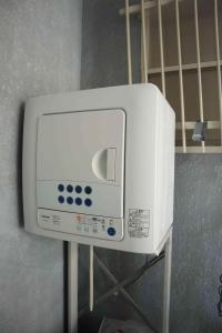 大阪的住宿－快樂大阪府旅館，房间里的墙上有微波炉
