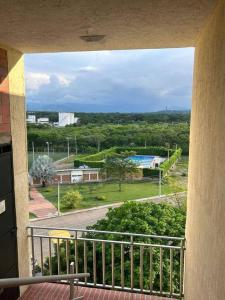 a balcony with a view of a park and a pool at Lindo apartamento de 3 habitaciones in Cúcuta