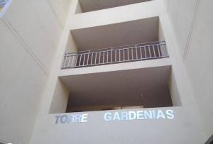 een trap in een gebouw met de woorden Loregarannas bij Lindo apartamento de 3 habitaciones in Cúcuta