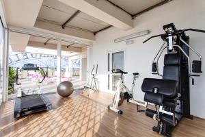 un gimnasio con cinta de correr y máquina elíptica en Hotel San Giacomo, en Cesenatico