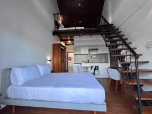 努沃勒埃利耶的住宿－88th Nuwara Eliya，一间卧室设有一张床和一个螺旋楼梯