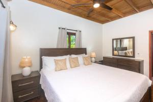 Katil atau katil-katil dalam bilik di Apricari House Stunning Views 3 BDRM and Pool