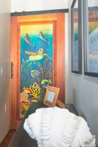 Katil atau katil-katil dalam bilik di Apricari House Stunning Views 3 BDRM and Pool