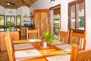 Gambar di galeri bagi Apricari House Stunning Views 3 BDRM and Pool di Roatan