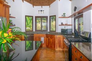 Dapur atau dapur kecil di Apricari House Stunning Views 3 BDRM and Pool