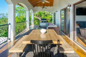 Balkoni atau teres di Apricari House Stunning Views 3 BDRM and Pool