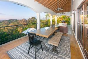 Balkoni atau teres di Apricari House Stunning Views 3 BDRM and Pool