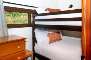 Katil atau katil-katil dalam bilik di Apricari House Stunning Views 3 BDRM and Pool