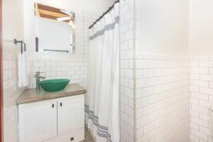 Bilik mandi di Apricari House Stunning Views 3 BDRM and Pool