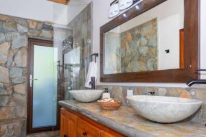 Bilik mandi di Apricari House Stunning Views 3 BDRM and Pool