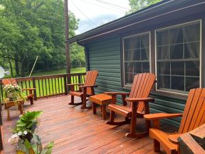 eine Terrasse mit vier Stühlen und ein Haus in der Unterkunft Bailey wick farm Jackson river retreat in Covington