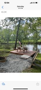 ein Picknicktisch mit einer amerikanischen Flagge neben einem See in der Unterkunft Bailey wick farm Jackson river retreat in Covington
