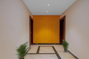 un pasillo con una puerta amarilla y dos plantas en Oceana The Holiday Home Near Immaculate Conception Church, en Panaji