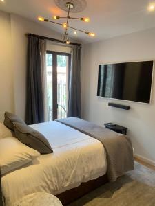 um quarto com uma cama e uma televisão de ecrã plano em Posada Valquiria ValQuirico em Tlaxcala de Xicohténcatl