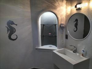 Koupelna v ubytování LOFT PLAYAS "B" , a unos pasos del malecon, zona dorada y letras + 27 fotografií