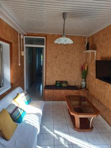 een woonkamer met een bank en een salontafel bij L'AnthuRium location saisonnière in Le Tampon