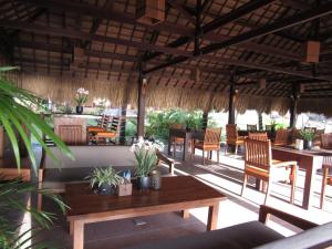 an outdoor patio with tables and chairs and a restaurant at Villa Sedeoen in Nembrala