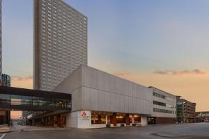 a large building in a city with a tall building at Des Moines Marriott Downtown in Des Moines