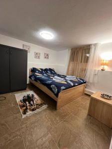 1 dormitorio con 1 cama con edredón azul en Villa Julia en Nea Michaniona