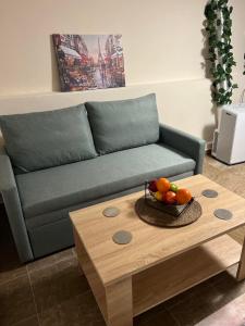sala de estar con sofá y mesa con un bol de fruta en Villa Julia en Nea Michaniona