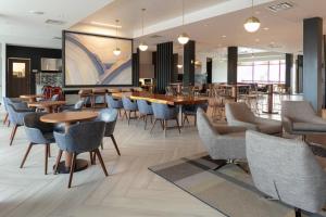 un vestíbulo con mesas y sillas y un restaurante en SpringHill Suites by Marriott Great Falls en Great Falls