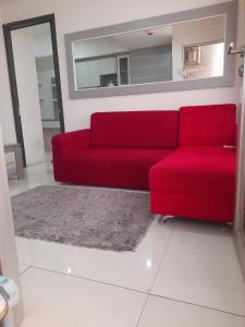 un divano rosso in soggiorno di Apartement Grand Asia Afrika Residence Bandung a Bandung