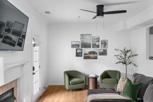 Un televizor și/sau centru de divertisment la Family Friendly Alabaster Townhouse Off Interstate 65