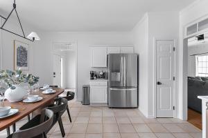 O bucătărie sau chicinetă la Family Friendly Alabaster Townhouse Off Interstate 65