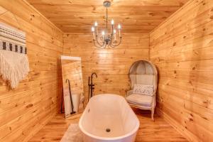 Koupelna v ubytování Summer by the Creek - Hot Tub - Game Room - Fishing