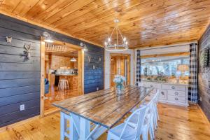 Kuchyň nebo kuchyňský kout v ubytování Summer by the Creek - Hot Tub - Game Room - Fishing