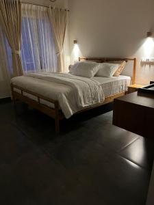 En eller flere senger på et rom på SAMRUDHI Resorts