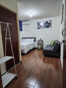 una habitación con una cama y una escalera en GYWEL1214 3, en San Salvador