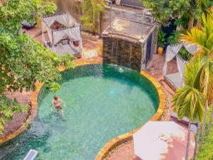 una vista aérea de un hombre en una piscina en Central Privilege Hotel, en Siem Reap