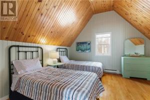 Postel nebo postele na pokoji v ubytování Borgitte 3 bedroom Waterfront Cottage