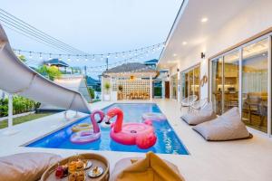 una piscina con 2 flamencos en una casa en Pool House Pool Villa Cha-Am, en Cha Am