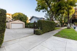 un vialetto con recinzione e garage di Corner view King bed room center of Pasadena a Pasadena