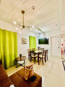 uma sala de estar com um sofá e uma mesa em Villa catalina Bora 2 Resort em Nabas