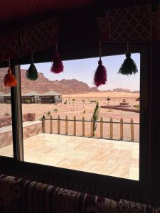una finestra con vista sul deserto di Dream Bedouin life camp a Wadi Rum