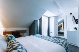 Postel nebo postele na pokoji v ubytování Hotel Twenties Tbilisi - Stay & Dine