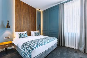 Postel nebo postele na pokoji v ubytování Hotel Twenties Tbilisi - Stay & Dine