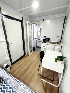 Kuchyň nebo kuchyňský kout v ubytování Tiny Home Sunset Boulevard
