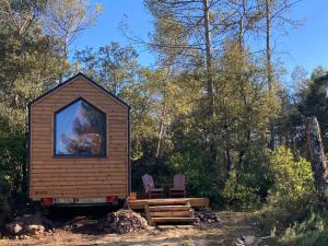 Κήπος έξω από το Roque Rouge Cottage by Tiny Away +3 φωτογραφίες