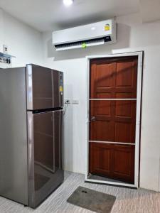 Ban Saiyuan (1)にあるPhujhaofa villa club ( ไสยวน)の冷蔵庫付きのキッチンへのドア