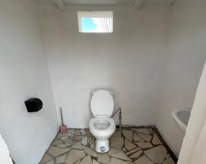 Agat Yurt Camp في Kaji-Say: حمام صغير مع مرحاض ومغسلة