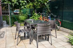 an outdoor table and chairs with bikes behind a fence at casa vacanza dovevai in Bergamo