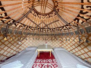 een tafel in een yurt met een bank erin bij Agat Yurt Camp in Kaji-Say