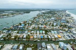 - une vue aérienne sur un port avec des bateaux dans l'établissement 230 Palermo Cir home, à Fort Myers Beach