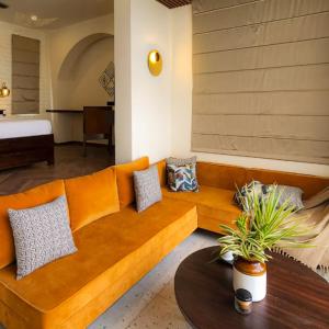 uma sala de estar com um sofá e uma mesa em The Golden Tusk By Ivory Destinations em Ramnagar